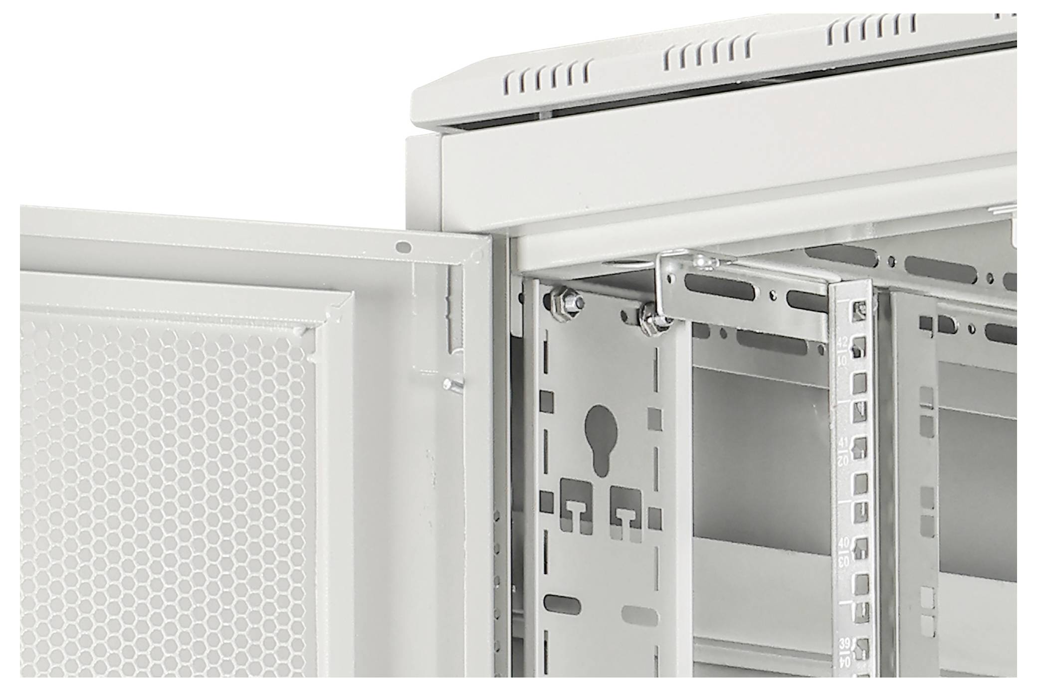 Otevřená skříň serverového racku s otevřenými předními dveřmi, která vykazuje prázdné montážní lišty a větrané boční panely.