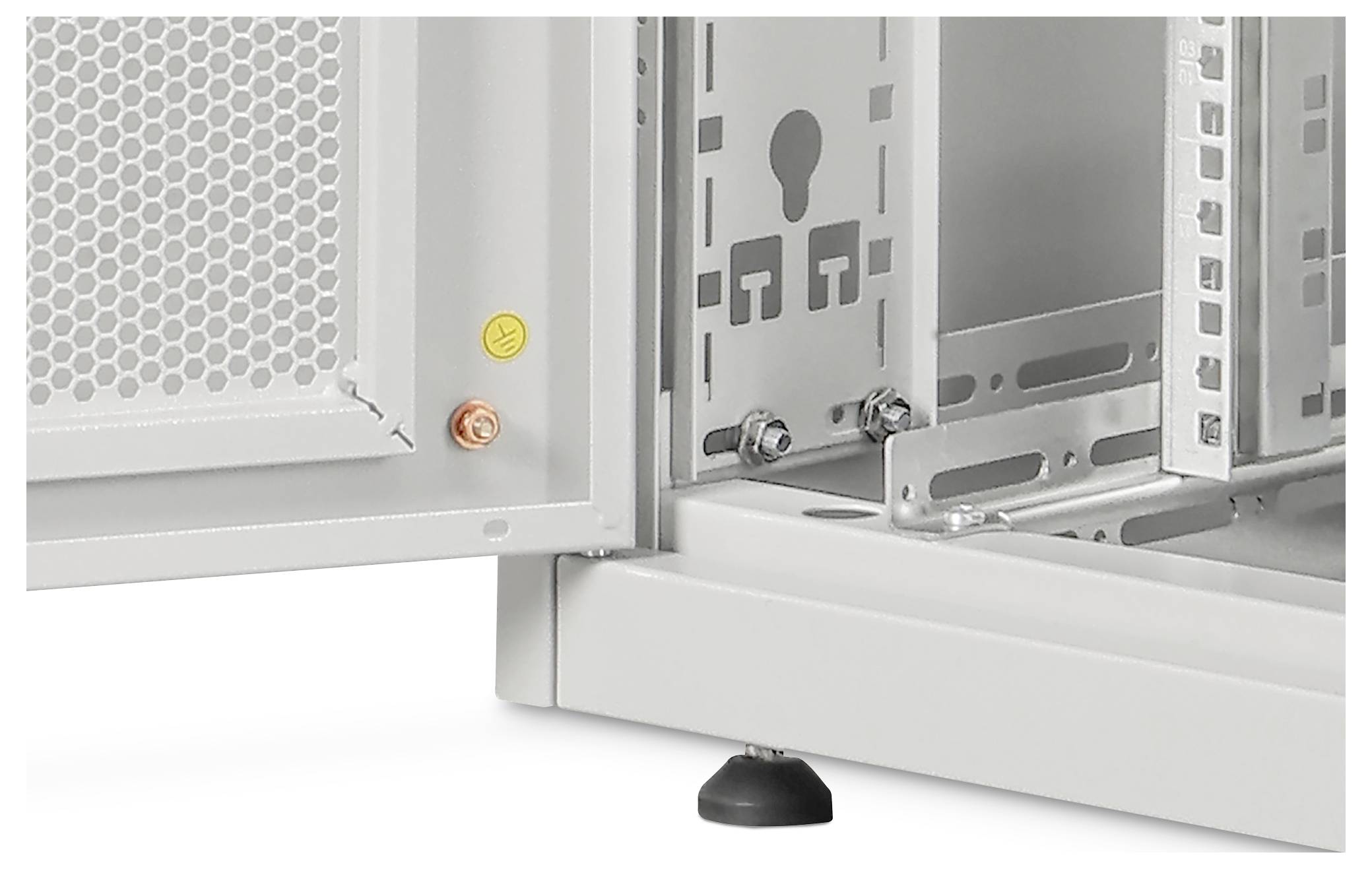 Detailní záběr kovu vybavené skříně nebo serverového racku se závěsnými panely, větrací otvory a zámkovým mechanismem na podstavné noze.