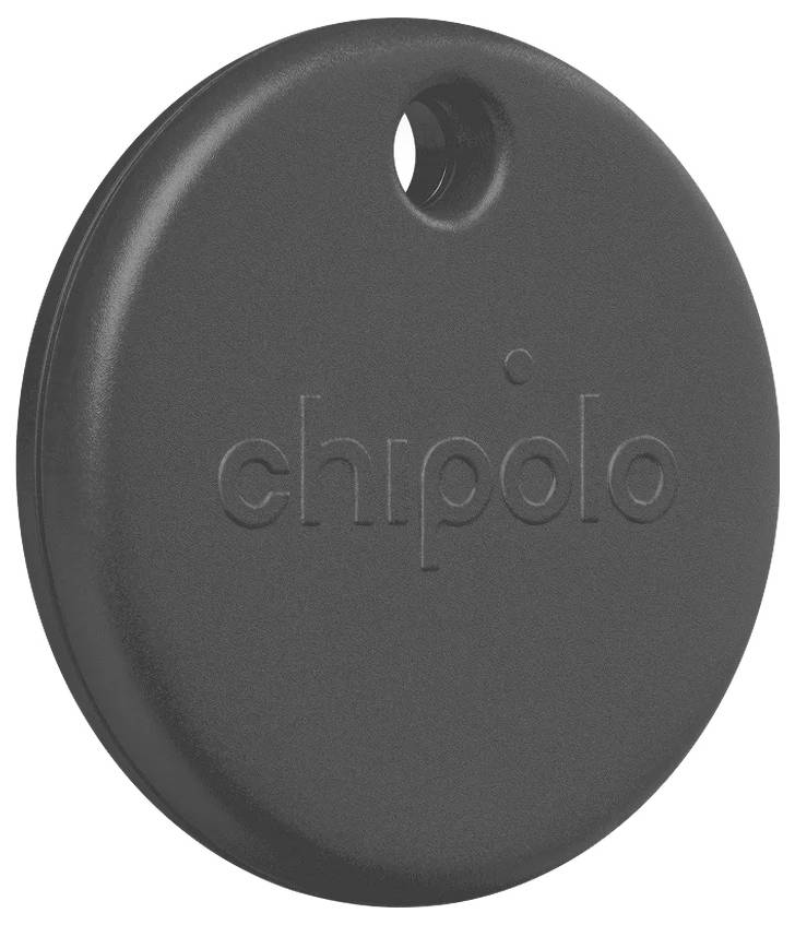 Černý kulatý tracker předmětů Chipolo s otvorem na klíčenku a vyrytým logem "chipolo".