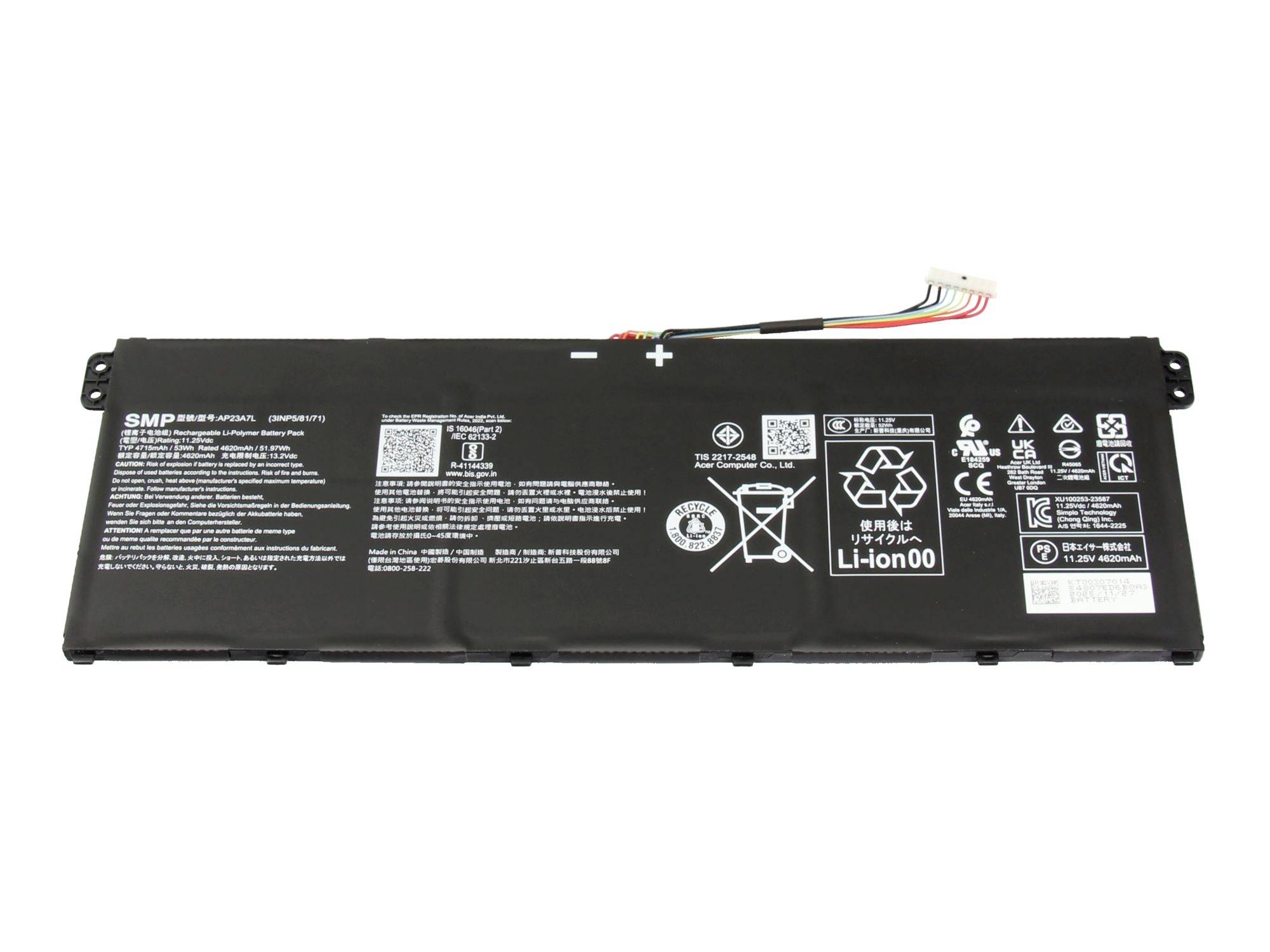 Černý akumulátor pro notebook s připojeným svazkem kabelů a vytištěnými bezpečnostními štítky na bílém pozadí.