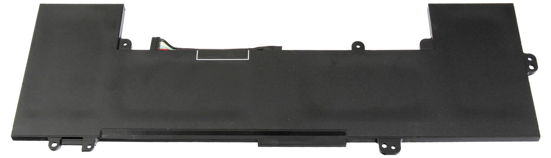 Černý plastový automobilový obklad nebo spodní panel s montážními jazýčky, zobrazený izolovaně na bílém pozadí.