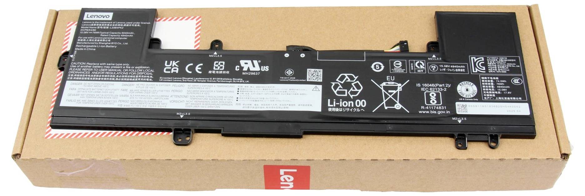 Baterie notebooku Lenovo v kartonové přepravní krabici s viditelnými štítky lithium-ion a bezpečnostními značkami.