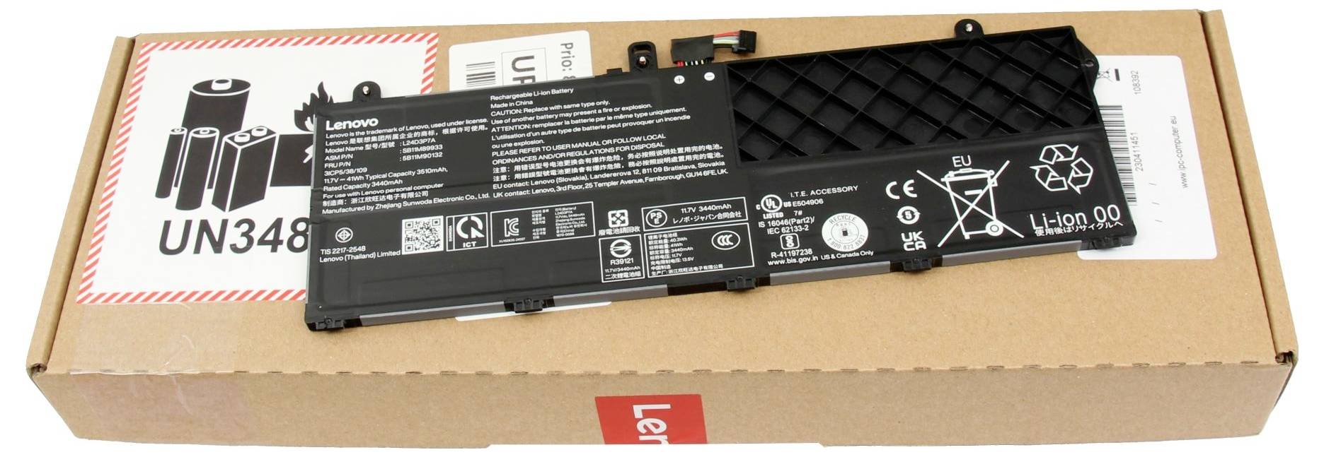 Baterie notebooku Lenovo v přepravní krabici, označená UN3481, s viditelnými varovnými a recyklačními symboly.
