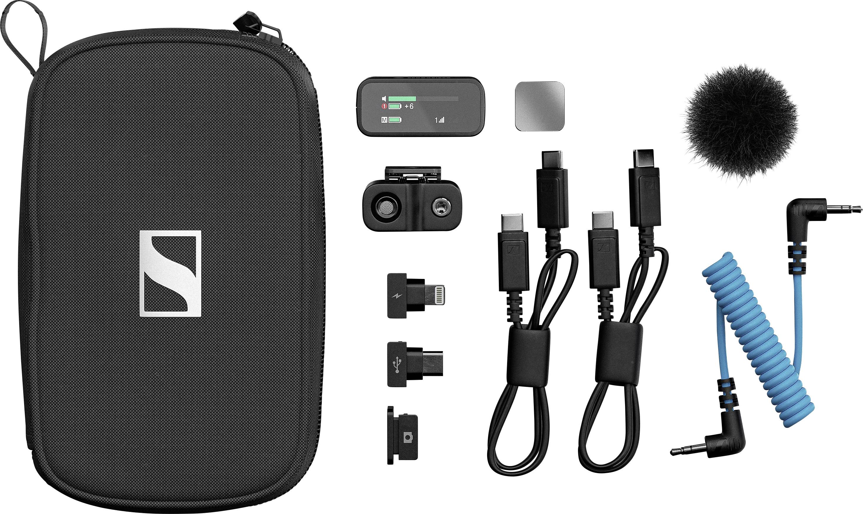 Přenosná sada příslušenství s uzavíratelným černým pouzdrem na nošení, malá displayová jednotka, součásti pro připevnění kamery, dva kabely USB-C, stočený kabel 3,5 mm, kovová destička a chlupatý větrný štít.