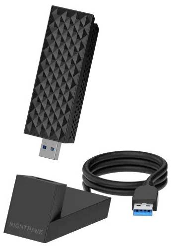 Bezdrátový USB adaptér černé barvy a přiložený kabel na prodloužení USB na bílém pozadí.