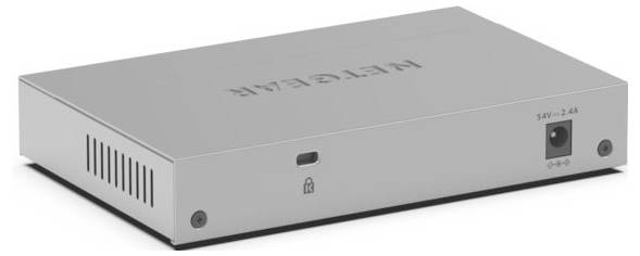 Šedé síťové zařízení NETGEAR zobrazené v perspektivě s ventilačními štěrbinami a předními porty pro napájení na bílém pozadí.
