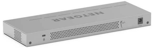 Stříbrné síťové zařízení NETGEAR určené na montáž do racku zobrazené v úhlu, s větracími otvory a tlačítkem napájení na přední straně.