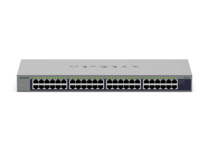 Přední pohled na ethernetový síťový přepínač NETGEAR s 48 očíslovanými porty RJ45 a stavovými LED diodami na bílém pozadí.