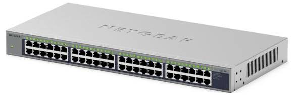 Přední pohled na síťový přepínač NETGEAR s více porty Ethernet a stavovými indikátory, zobrazený na bílém pozadí.