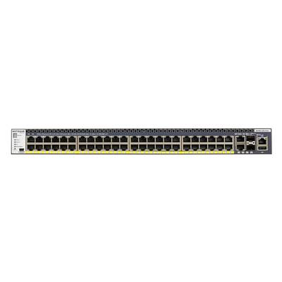 Přední pohled na síťový přepínač Ethernet NETGEAR na rack určený k montáži s mnoha porty RJ45 a několika porty na propojení (uplink) na pravé straně.