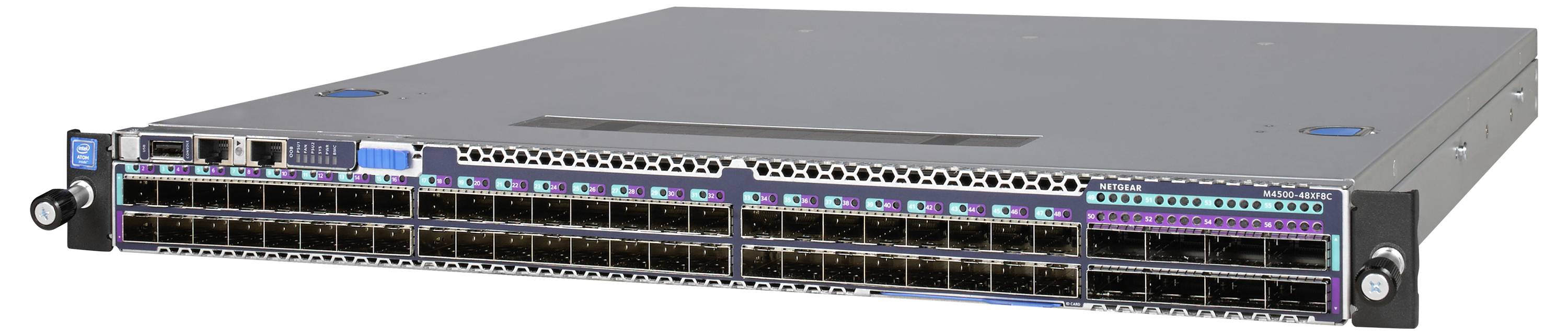 Přední pohled na rackmontovaný síťový přepínač s mnoha porty Ethernet a několika porty pro směrování nadřazeného spojení, používaný pro vysokohustotní datové sítě.