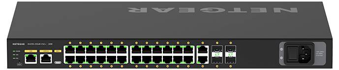 Přední pohled na síťový přepínač NETGEAR s mnoha porty Ethernet, stavovými LED diodami a konektorem napájení na pravé straně.