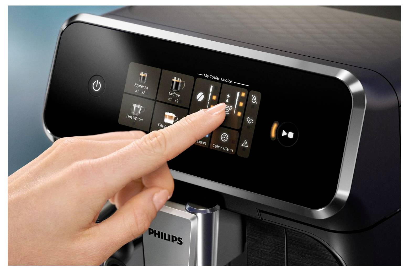 Osoba používá dotykovou obrazovku na kávovaru Philips a vybírá nápoje, jako jsou espresso, káva, horká voda a kakao.