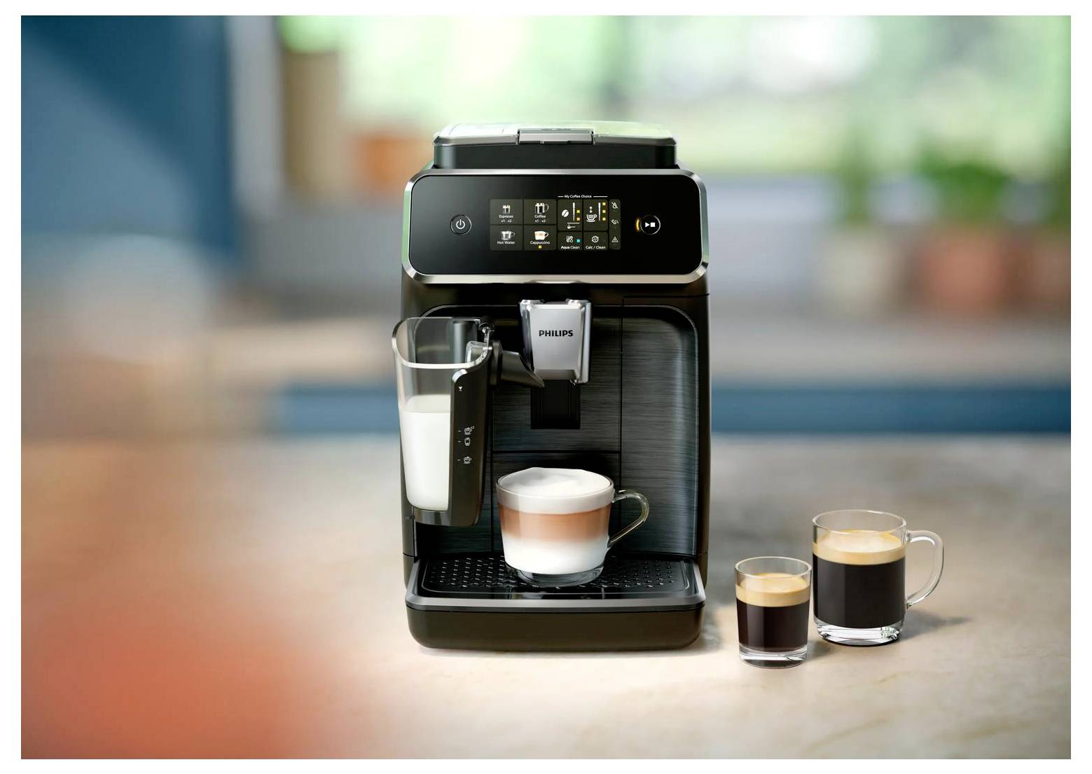 Automatický kávovář Philips vydávající vrstvený latte do šálku se dvěma malými espresso nápoji vedle něj na pracovní desce.