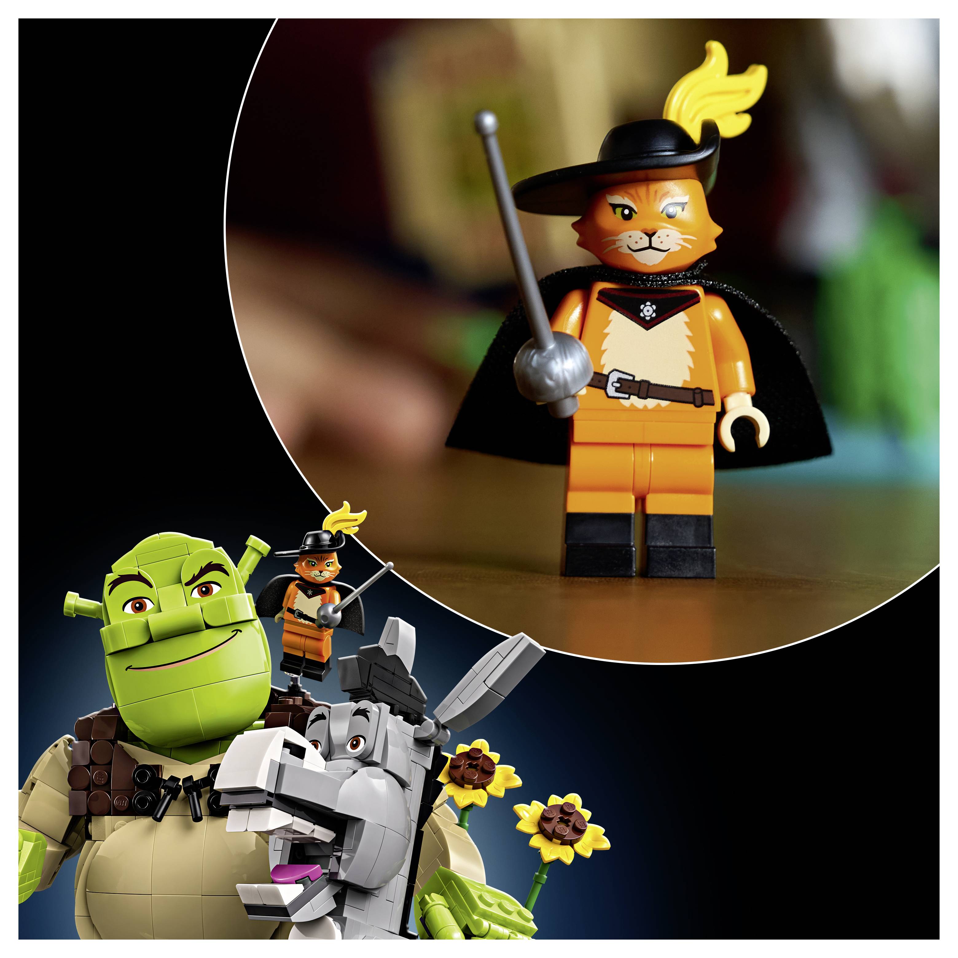 Kompozitní obrázek LEGO postav ze Shreka, na kterém je v kruhovém výřezu nahoře zvýrazněn Kocour v botách držící meč, a dole Shrek a Osel.
