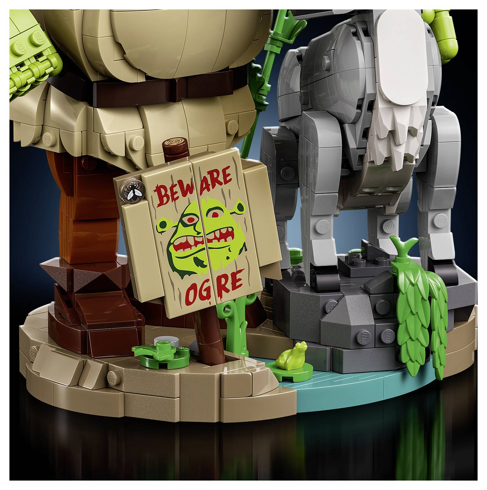 LEGO fantasy displej s varovným znakem s nápisem "POZOR TROLL" v předu dvou velkých figurek trollů na bažinaté podložce.