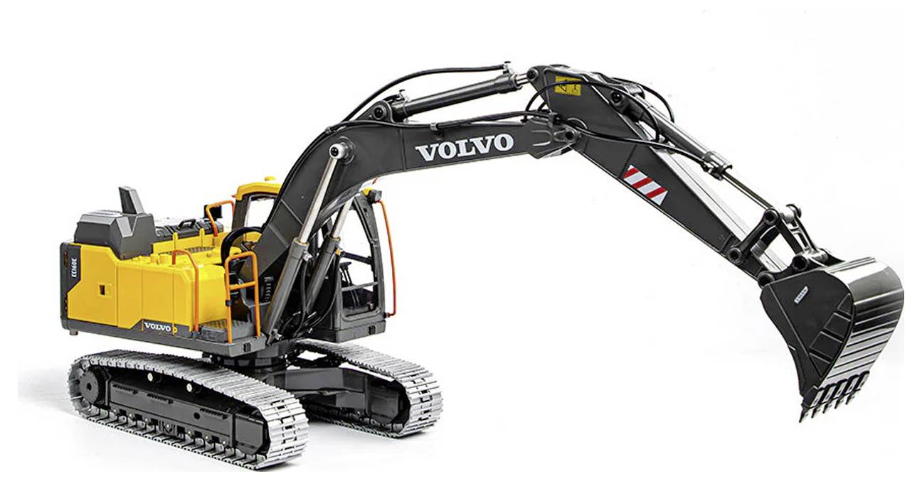 Žlutý pásový bagr Volvo s dlouhým černým výložníkem a lopatou, izolovaný na bílém pozadí.