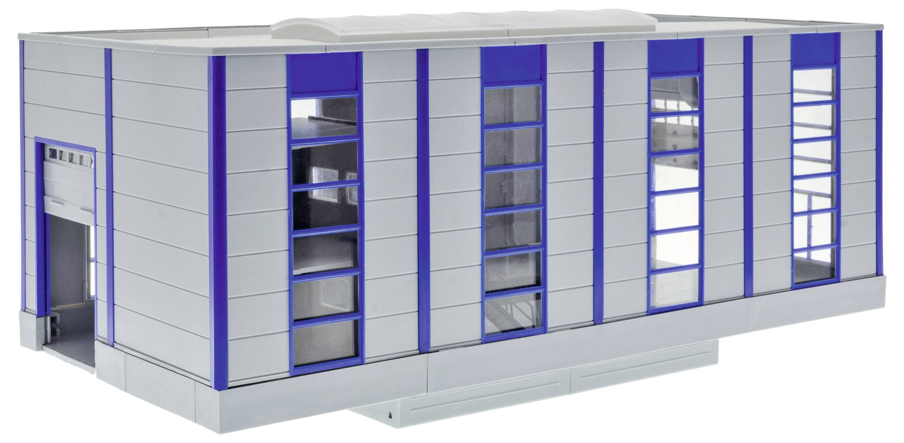 3D vykreslení modulární obdélníkové budovy s modrými svislými akcenty, řadami vysokých oken a bočním vchodem, zobrazené na bílém pozadí.