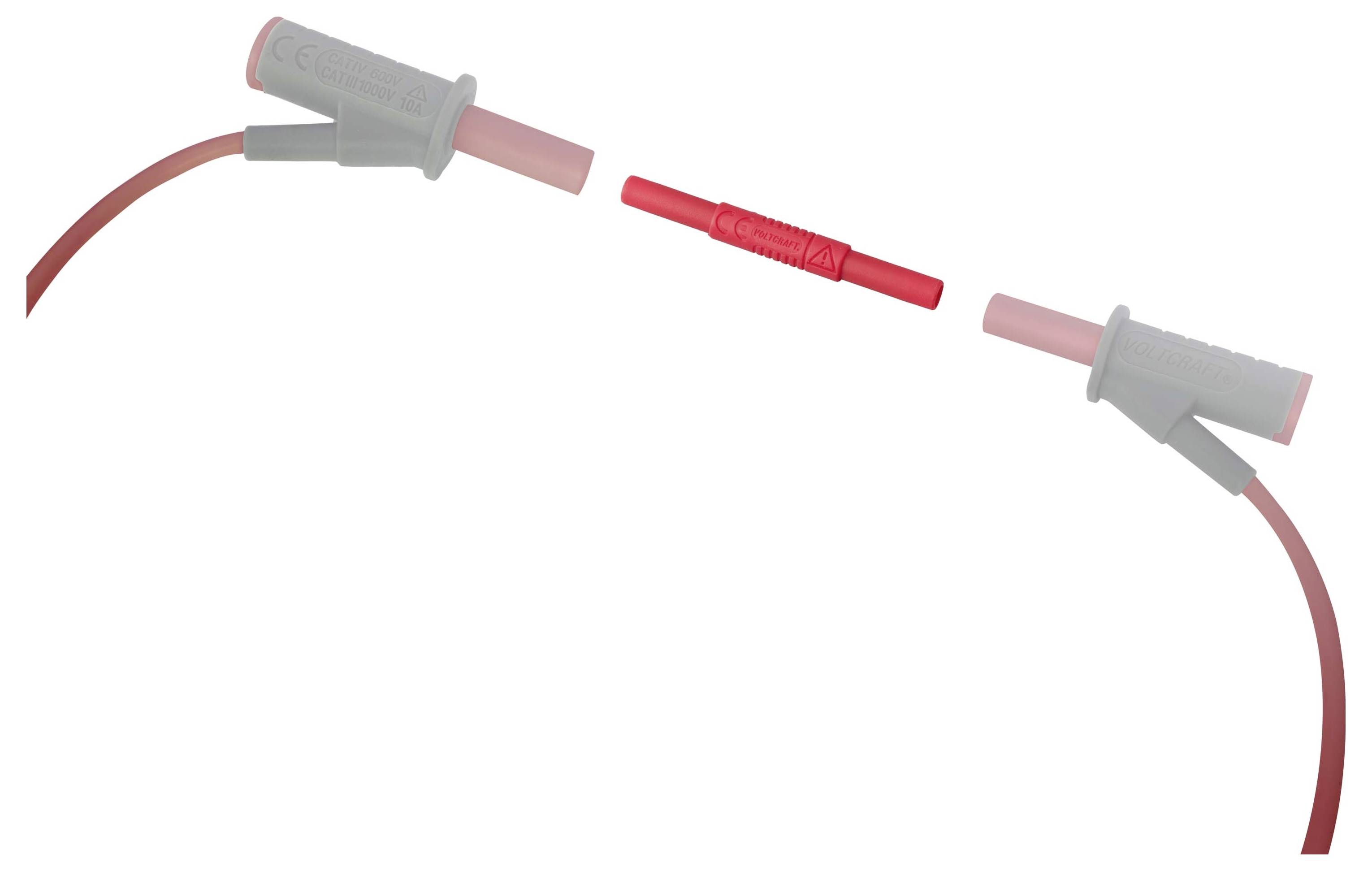 Dva elektrické testovací vodiče se šedými rukojetěmi sondy jsou odpojeny, s červeným adaptérem plachtícím mezi konci kabelů na bílém pozadí.
