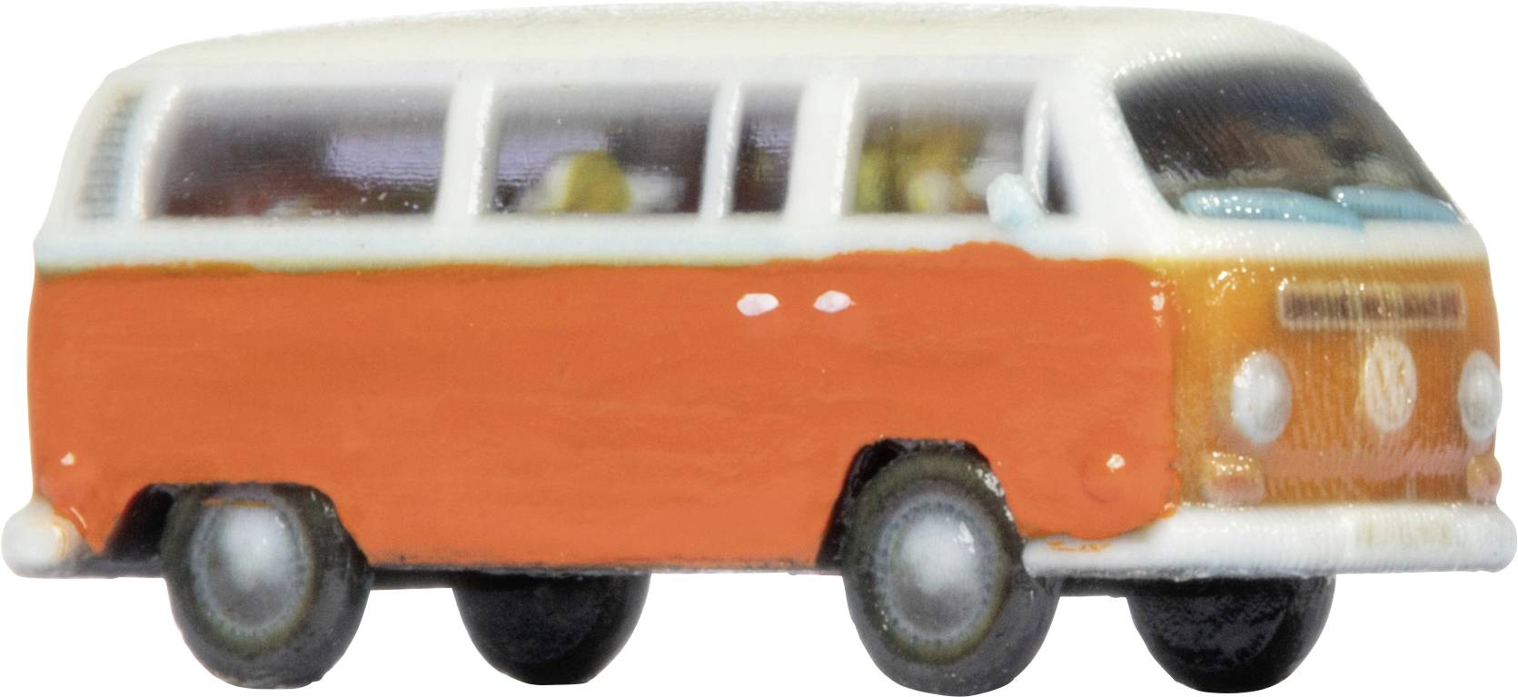 Hračka oranžovo-bílá vintage dodávka pohledaná ze strany na bílém pozadí.