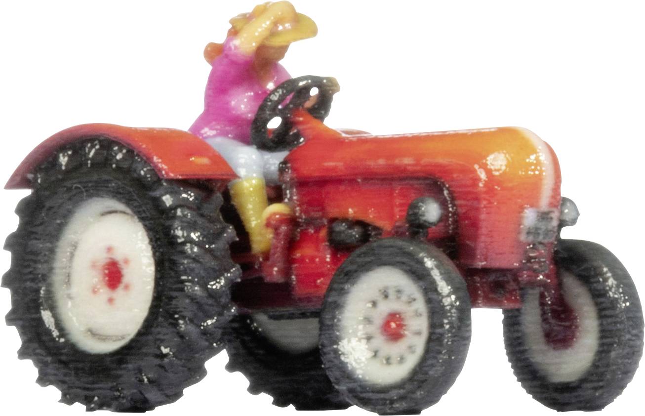 Hračkářský oranžový traktor s černými koly a malou růžovo-žlutou figurkou řidiče na bílém pozadí.