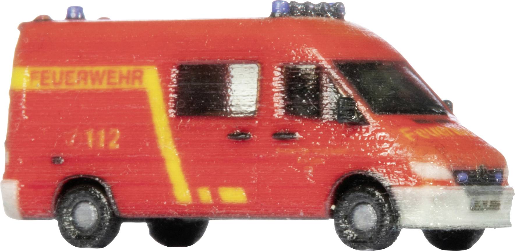 Červená hasičská dodávka hračka označená „FEUERWEHR" a „112", zobrazená v bočním pohledu na bílém pozadí.
