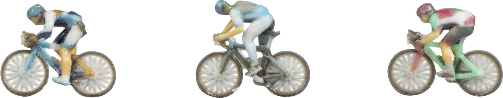 Tři cyklisté na silničních kolech, zobrazeni vedle sebe, každý v závodní pozici na bílém pozadí.