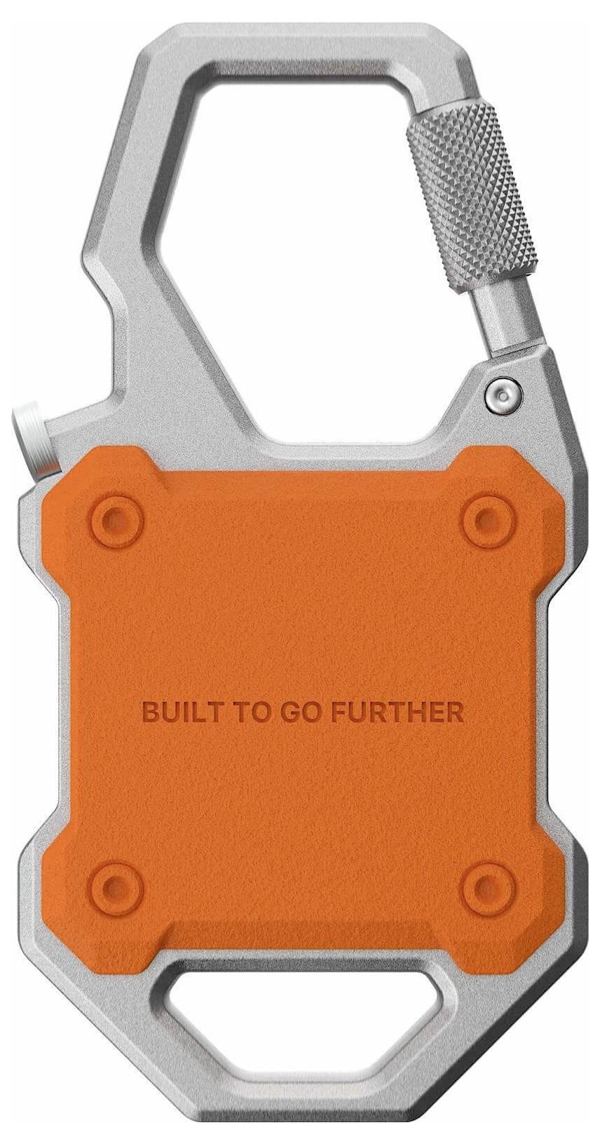Oranžový a stříbrný přenosný zámek ve tvaru karabiny s textem "BUILT TO GO FURTHER" vytištěným na přední straně.