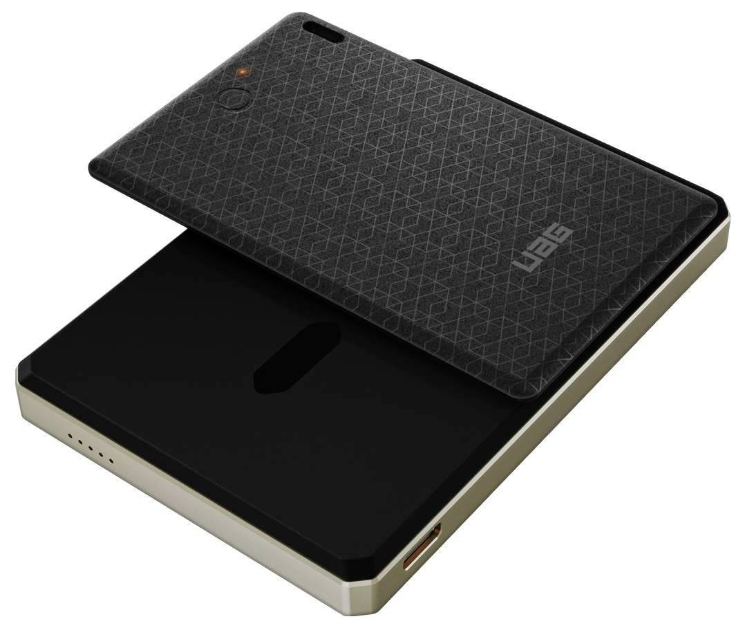 Černá přenosná powerbank s texturovaným víkem mírně otevřeným, zobrazující nabíjecí dok a USB port na béžové podložce.