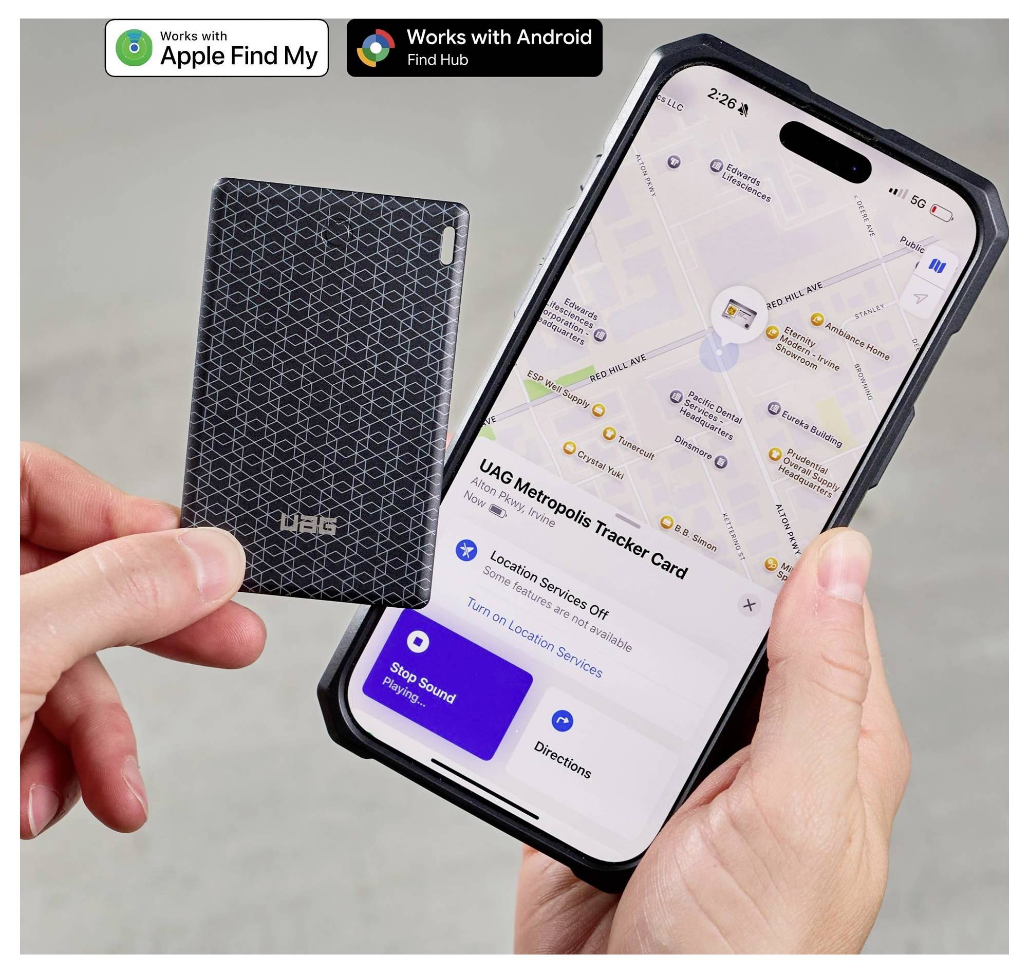 Ruce držící kartu sledovacího zařízení UAG a iPhone zobrazující mapu Find My, s odznakami kompatibility Apple Find My a Android Find Hub.