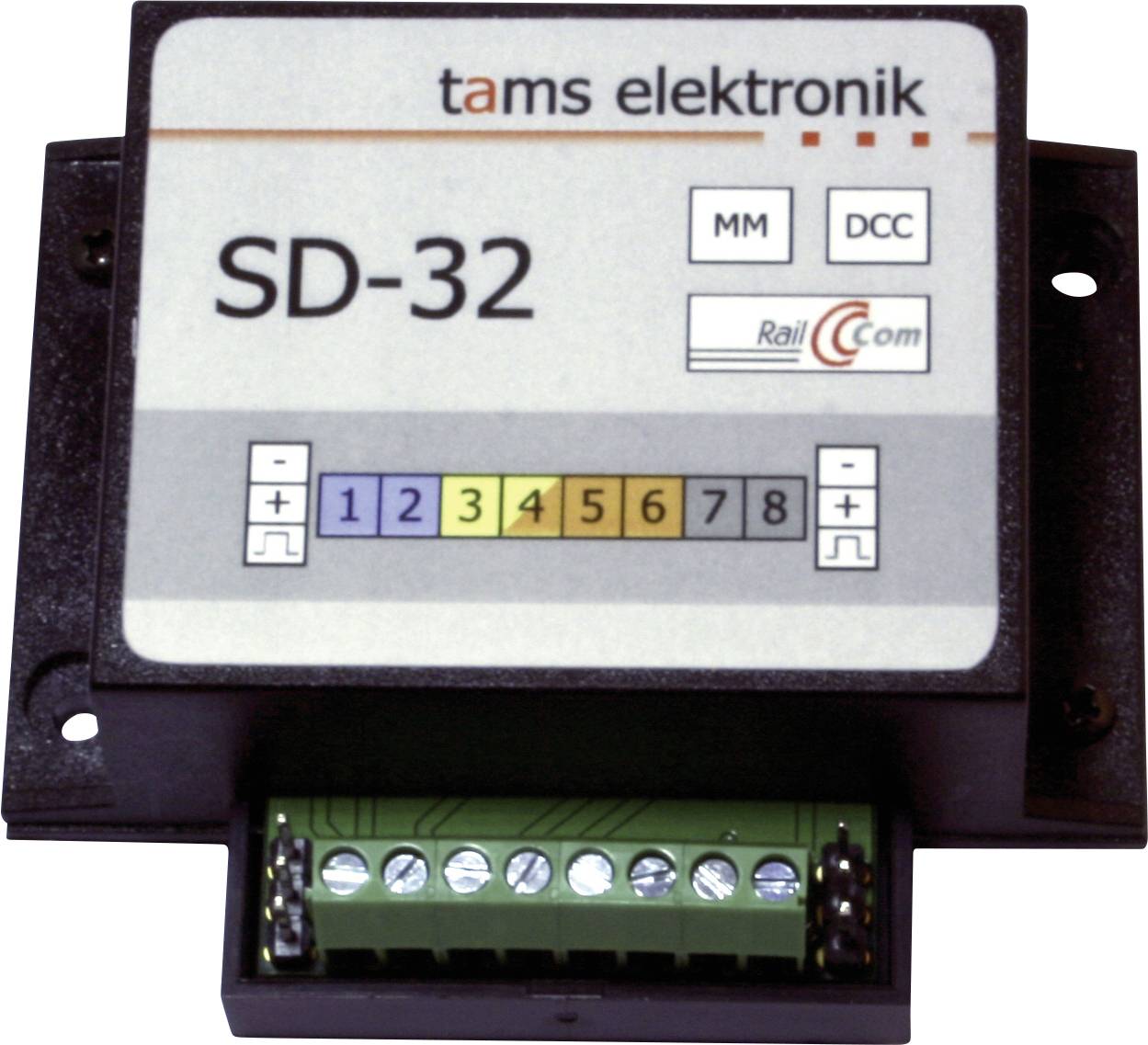 Přední pohled na dekodér kolejnice 'tams elektronik SD-32' MM/DCC s očíslovanými výstupními svorkami 1-8 a blokem šroubového konektoru.