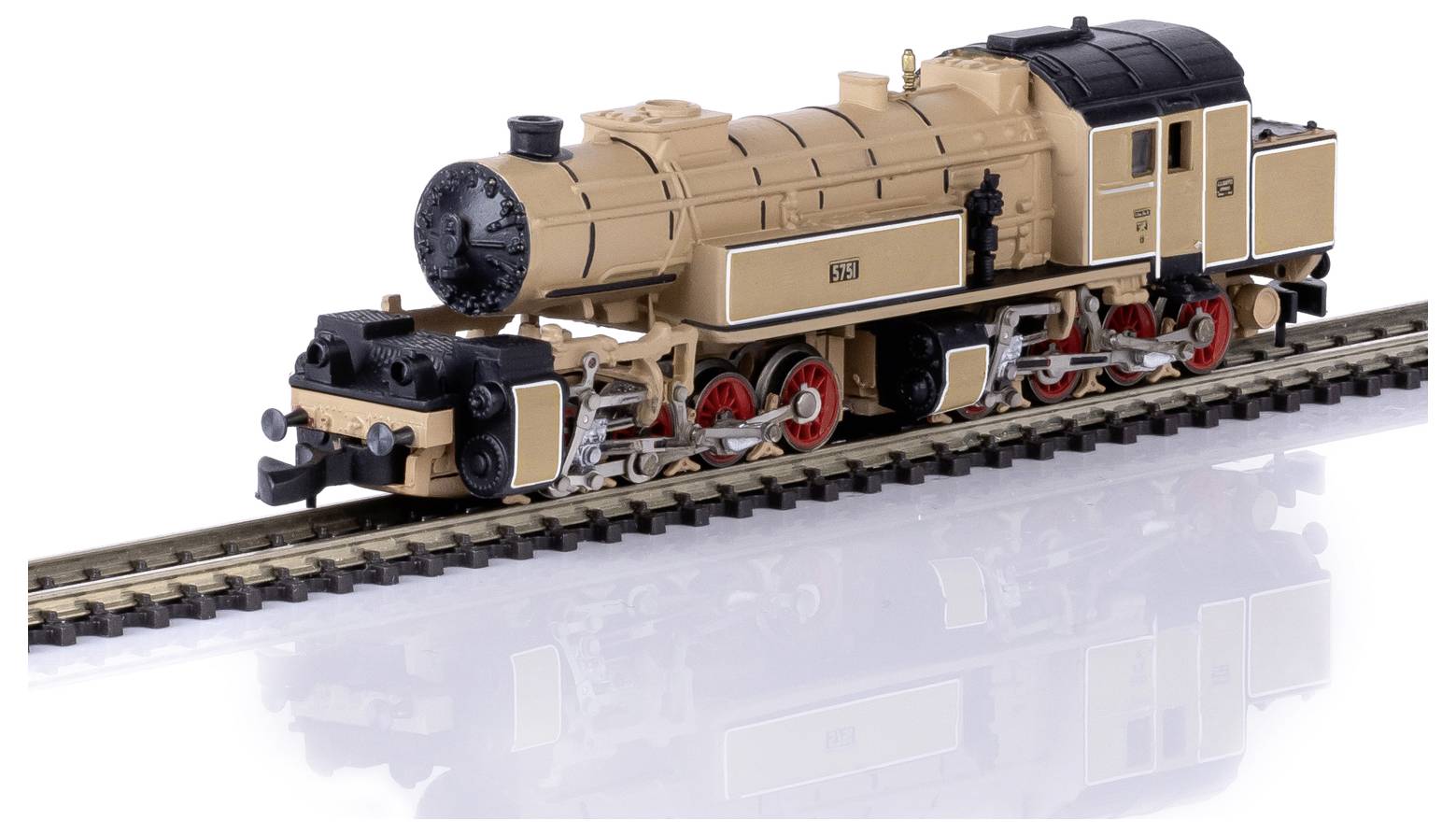 Tmavě hnědá a černá modelová parní lokomotiva s červenými koly stojí na krátké sekci tratě, zobrazená na bílém pozadí s odrazem.