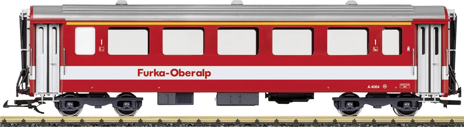 Červenobílý cestující vlak Furka-Oberalp zobrazený v bočném pohledu na kolejích.