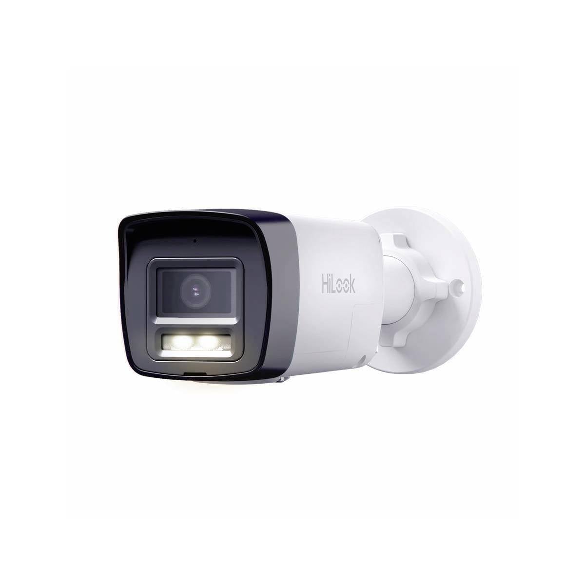 Bílá bezpečnostní kamera Hikvision s infračerveným světlem, zobrazená na nástěnném držáku proti prostému pozadí.