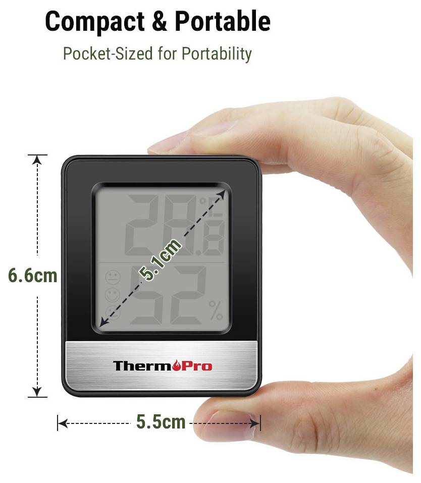 Kompaktní ThermoPro teploměr zobrazený v ruce, označený jako „Kompaktní a přenosný" a „Kapesní velikost pro přenositelnost"; rozměry 6,6 cm x 5,5 cm, s diagonálou displeje 5,1 cm.