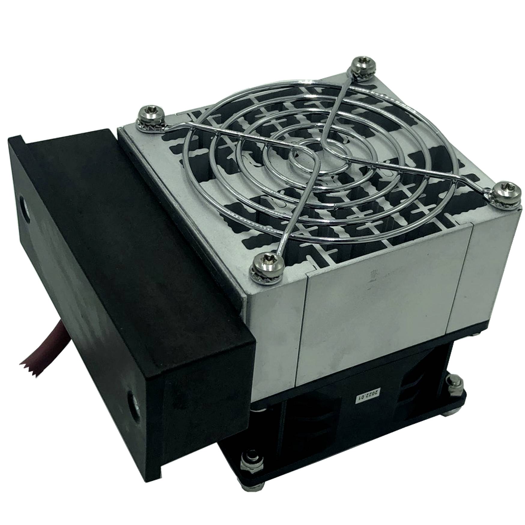 Kovový chladící ventilátor počítače/sestava chladiče s ochrannou mřížkou a černým bočním krytováním, zobrazeno izolovaně na bílém pozadí.