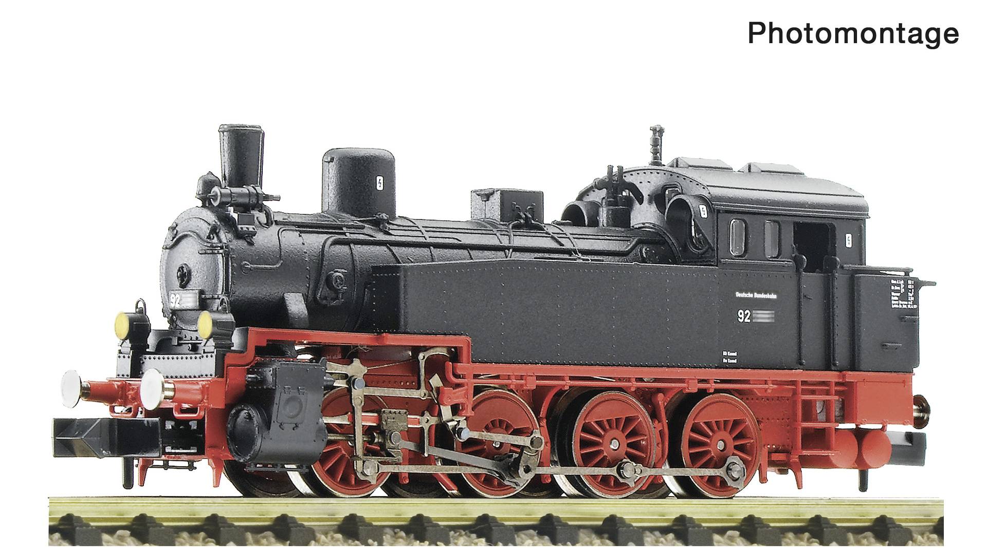 Fotokoláž<br><br>Model černočervené parní lokomotivy na kolejích, zobrazené z bočního pohledu se slovem „Fotokoláž" v horní části.