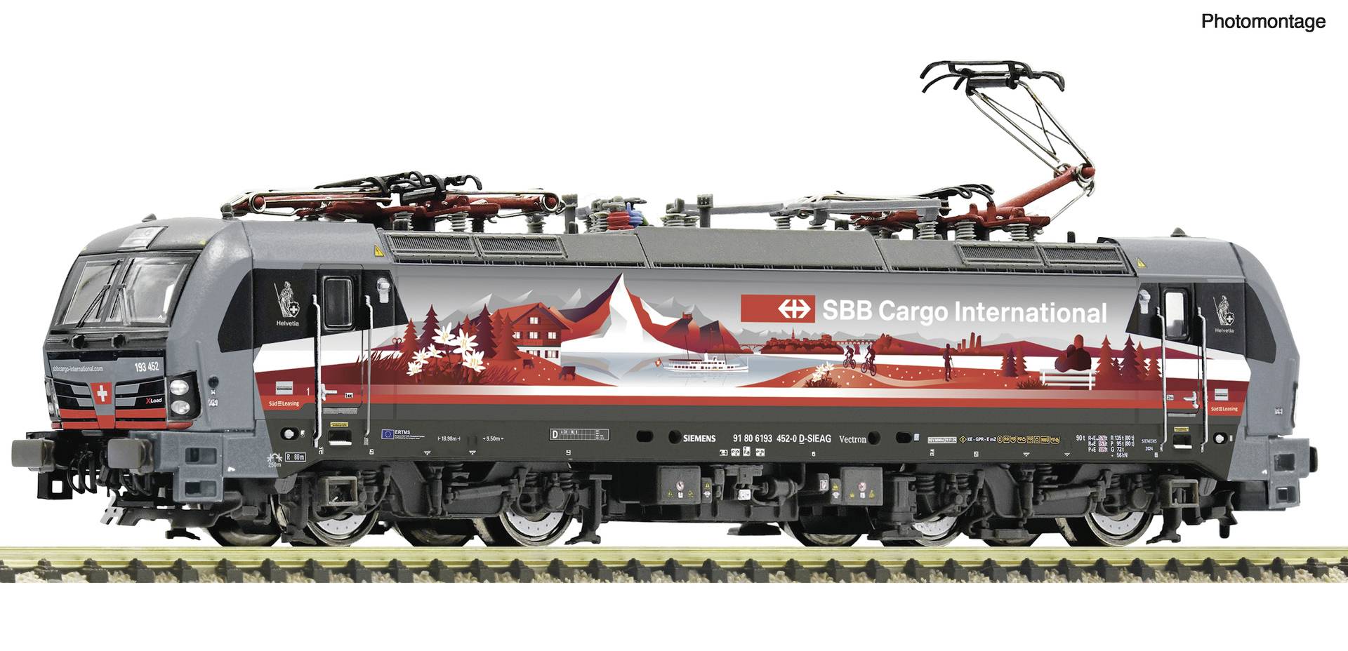 Boční pohled na šedou nákladní lokomotivu SBB Cargo International s červeným horským motivem na nátěru a střešním vybavením, zobrazená na kolejích.