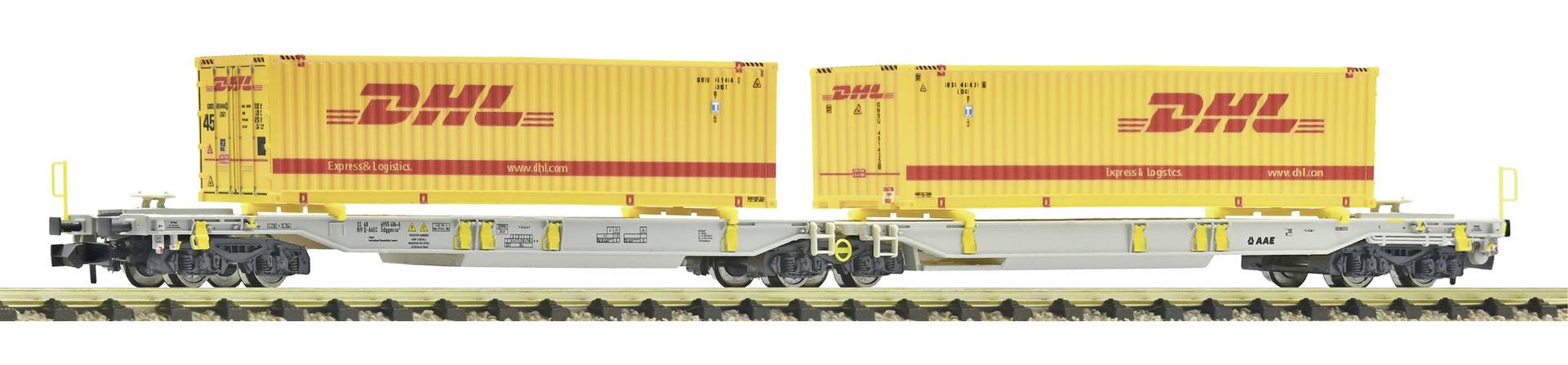 Dva přepravní kontejnery se značkou DHL v žluté barvě namontované na sobě na plošinových železničních vozech, zobrazené vedle sebe.