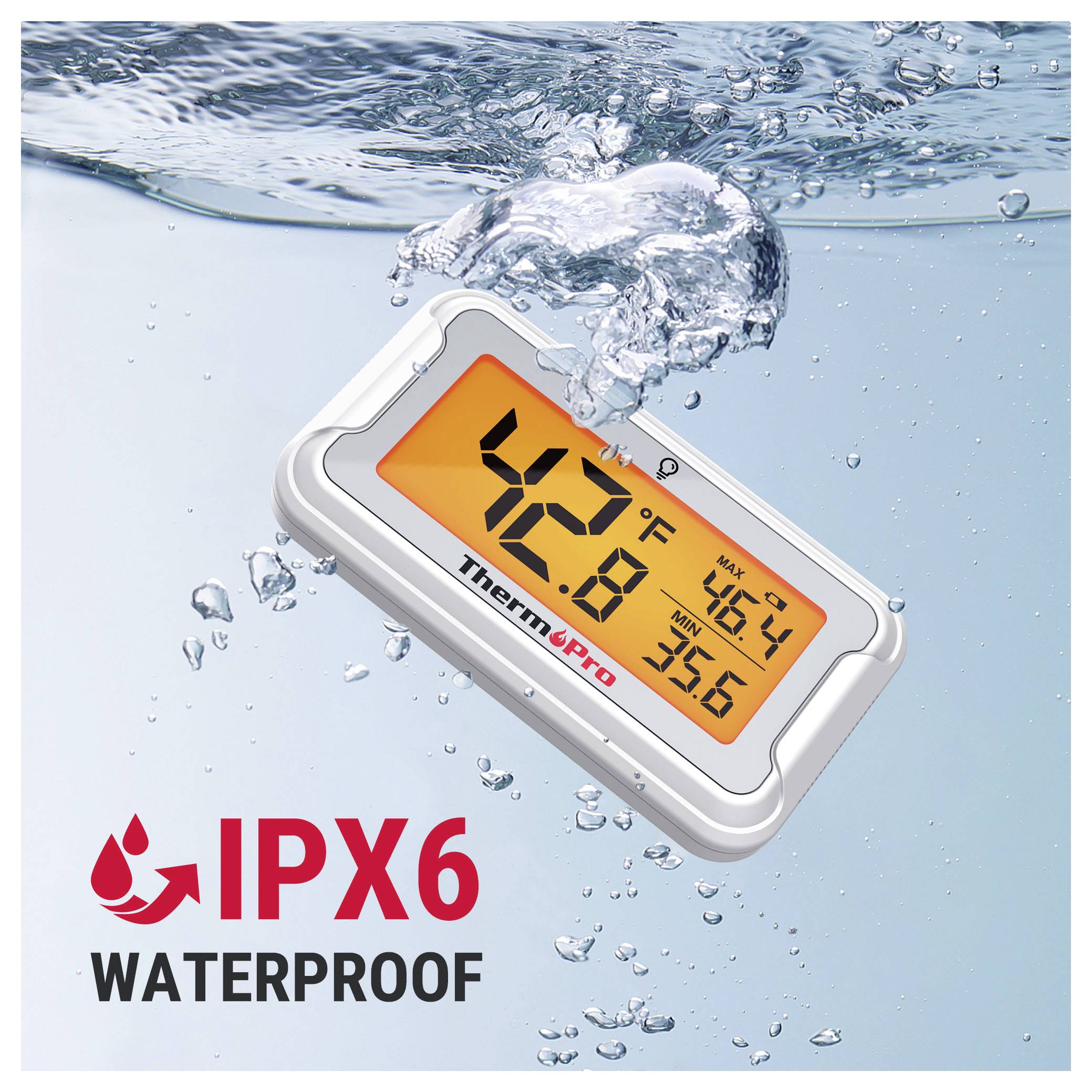 Voděodolný digitální teploměr plovoucí ve vodě, který ukazuje 42,8 °F a je označen jako voděodolný IPX6.