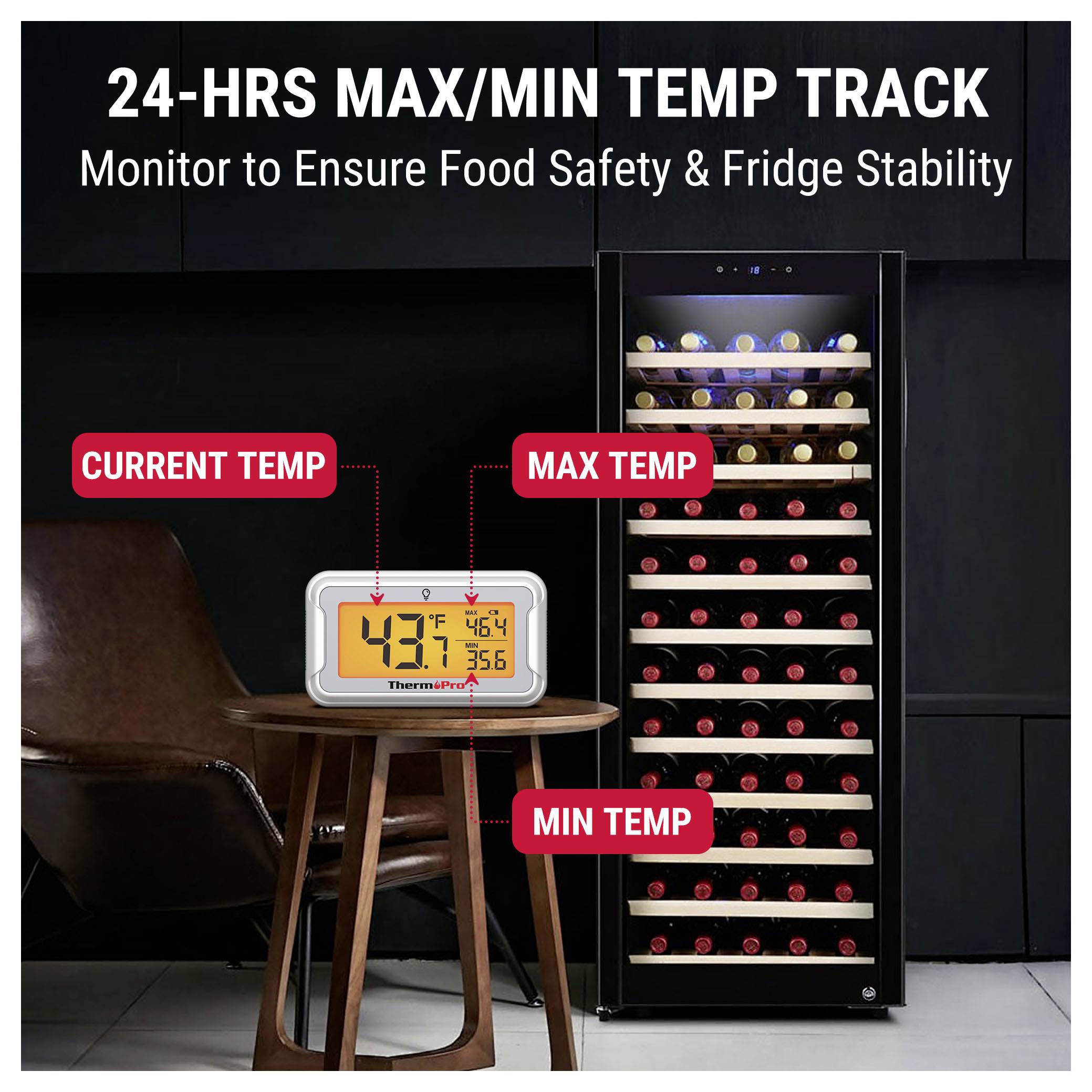 Promo '24HODINOVÝ TRACKING MAX/MIN TEPLOTY' zobrazující digitální teploměr na stole vedle vinotéky s označením aktuální, maximální a minimální teploty k monitorování bezpečnosti potravin a stability chladící jednotky.