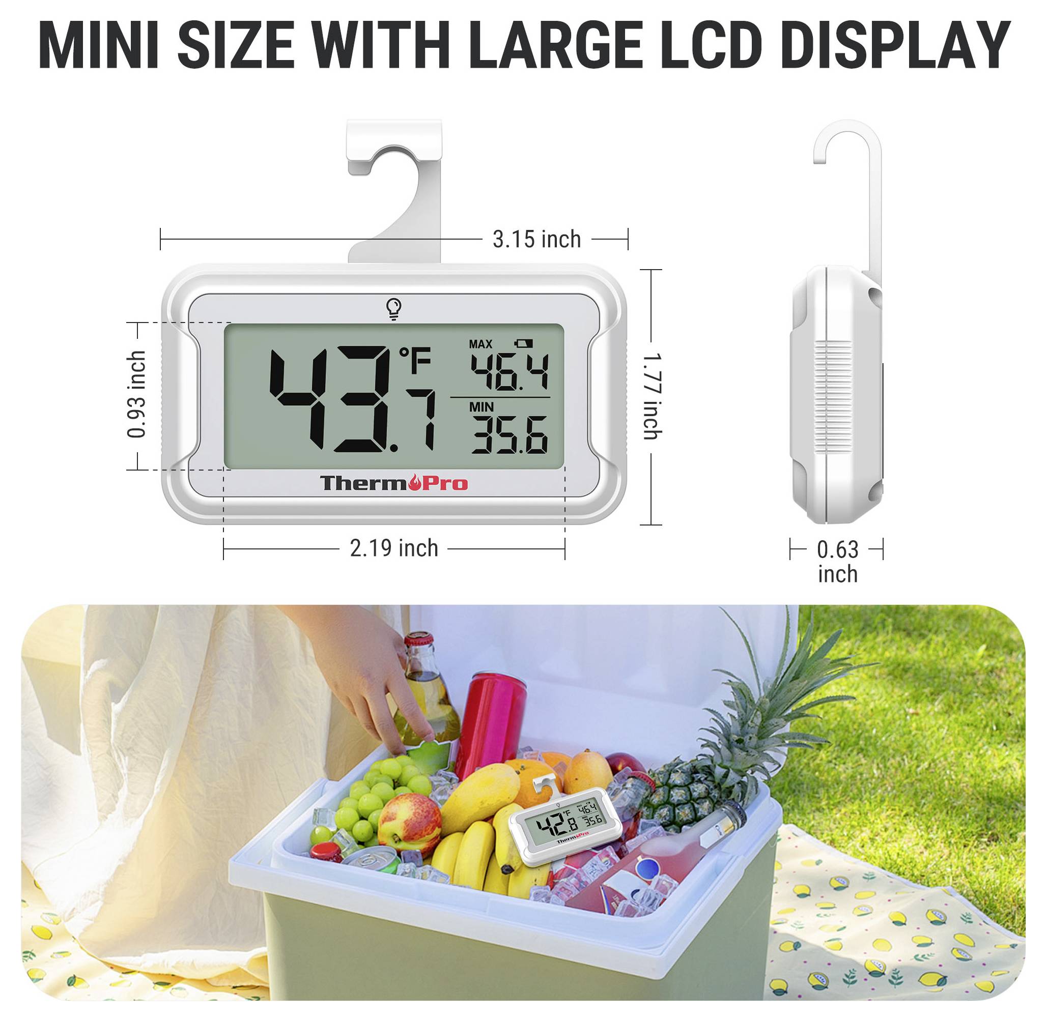 Miniaturní závěsný digitální teploměr s displejem zobrazujícím 43,7 °F s údaji o maximální/minimální teplotě, plus rozměry produktu a fotografie jeho použití v chladičce s potravinami.