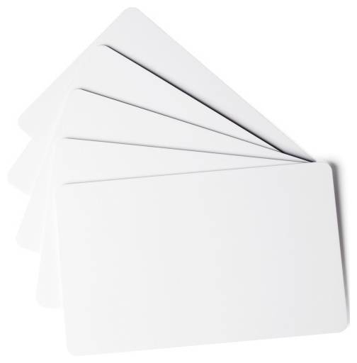 Čirý plastový blistřový obal obsahující lehoučké karty Durable Duracard, zobrazené na bílém pozadí.