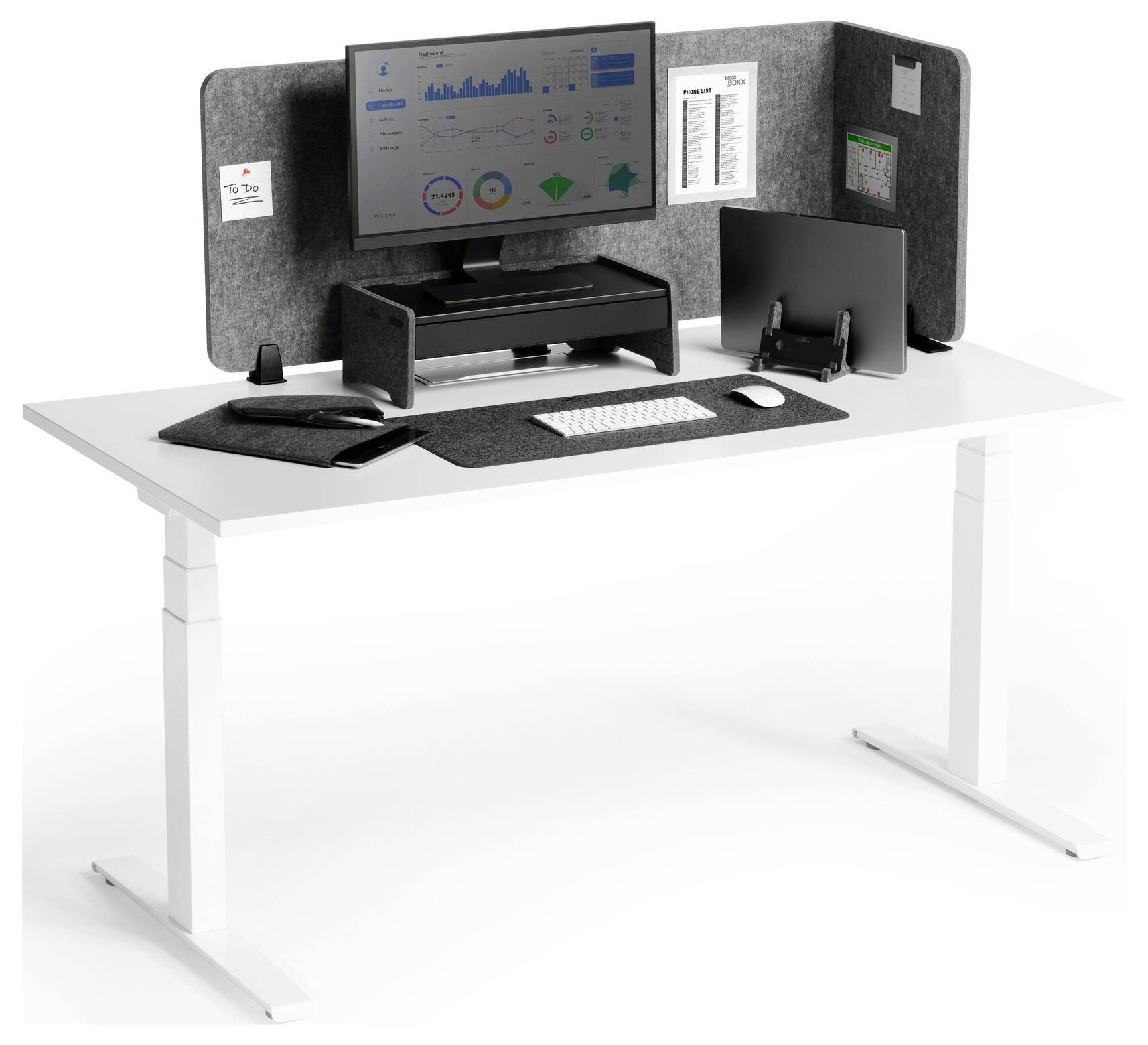 Moderní bílý kancelářský stůl s monitorem zobrazujícím analytický dashboard, klávesnicí, myší, podložkou na stůl, tiskárnou a přepážkami pro ochranu soukromí na bílém pozadí.