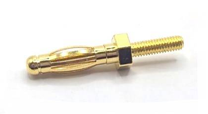 Svitaný černý kabel nebo drát na bílém pozadí.
