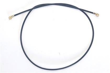 Černý flexibilní kabel se zlatými konektory na obou koncích, stočený do smyčky na bílém pozadí.
