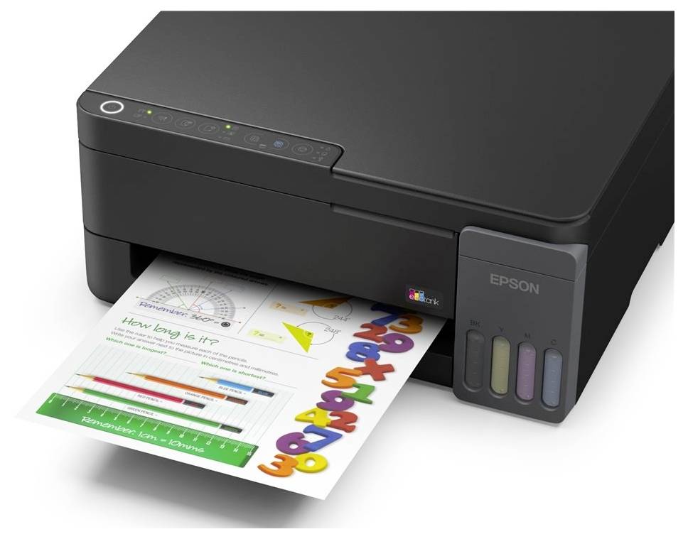 Černá inkoustová tiskárna Epson tiskne barevný pracovní list s grafy a velkými čísly z výstupní zásobníku.