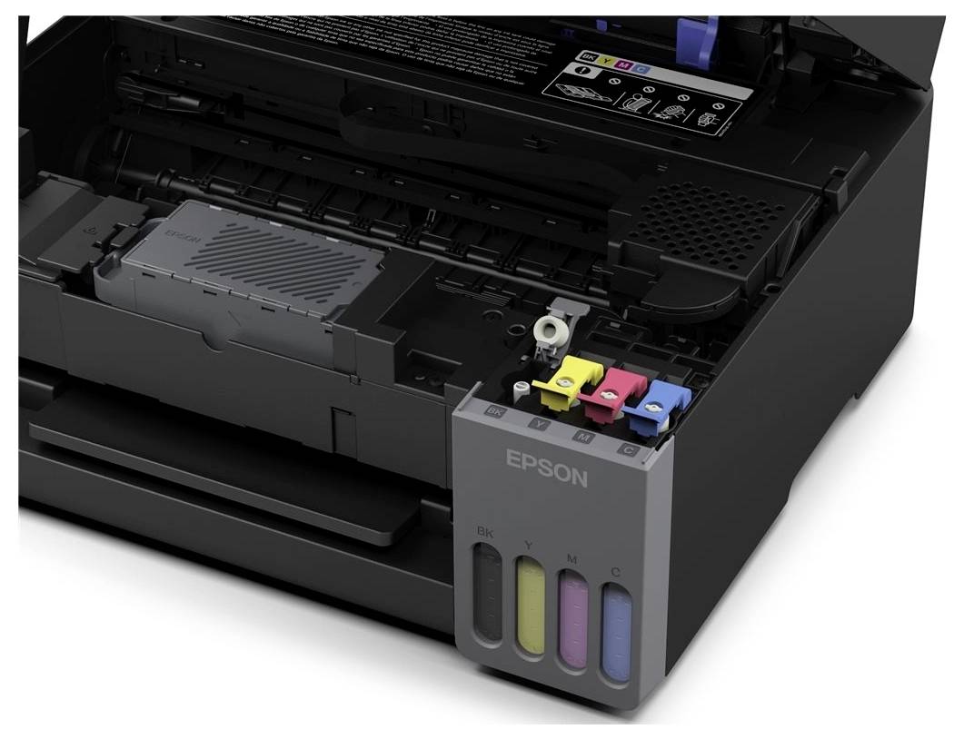 Otevřená tiskárna Epson zobrazující oddíl nádrže na inkoust se čtyřmi barevnými zásobníky na inkoust, viditelné patrony uvnitř.