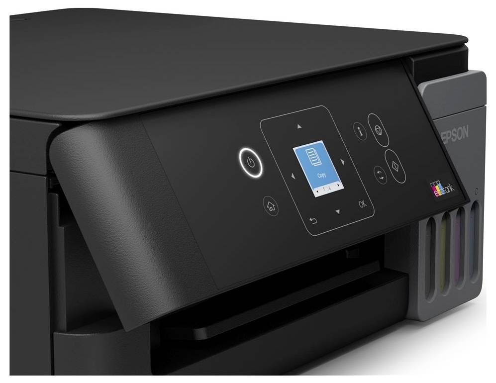 Detailní záběr na černý ovládací panel tiskárny Epson s malou modrou LCD obrazovkou, tlačítkem napájení a indikátory inkoustových nádrží na pravé straně.