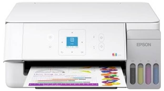 Bílá tiskárna Epson all-in-one s inkoustem tiskující barevný dokument, s viditelnými nádrží s inkoustem na pravé straně